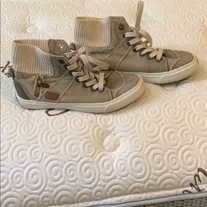 Green Blowfish canvas shoe. Size 9.